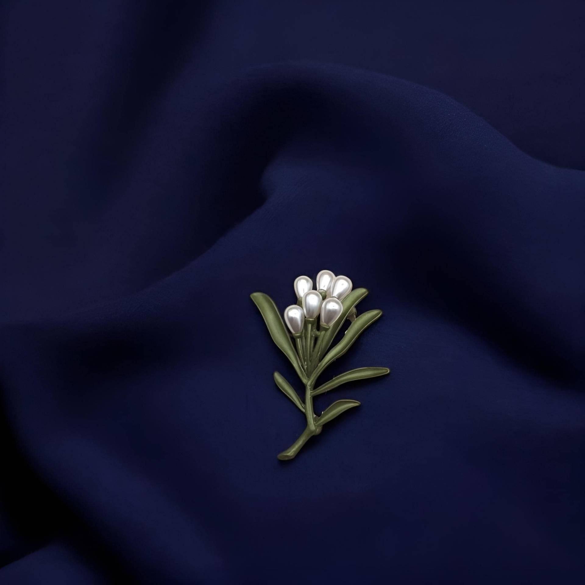 Olivgrüne Maiglöckchen Perle Pin Brosche von TheBohemianJewellery