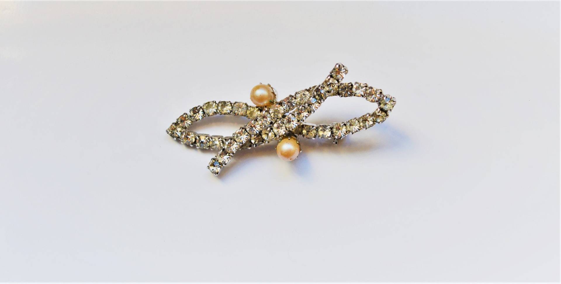 Vintage 1960Er Funkelnde Knoten Brosche Silberfarbene Loop Pin Mit Kunstperle Und Boho Strass Kristallen Vintage 1960Er Funkelnde Knoten Brosche Silberfarbene Loop Pin Mit Kunstperle Und Boho Strass Kristallen von TheBoldPiece