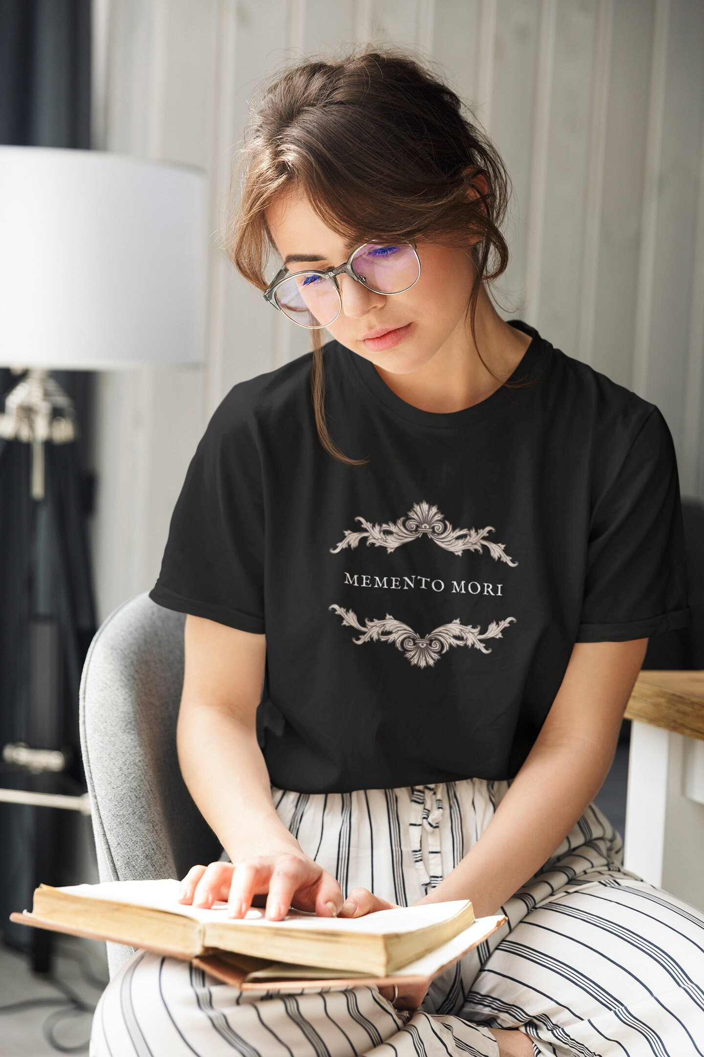 Memento Mori Dark Academia Kleidung Momento Light Gothic Renaissance Shirt Dichter Bücherwurm von TheBookishCollective