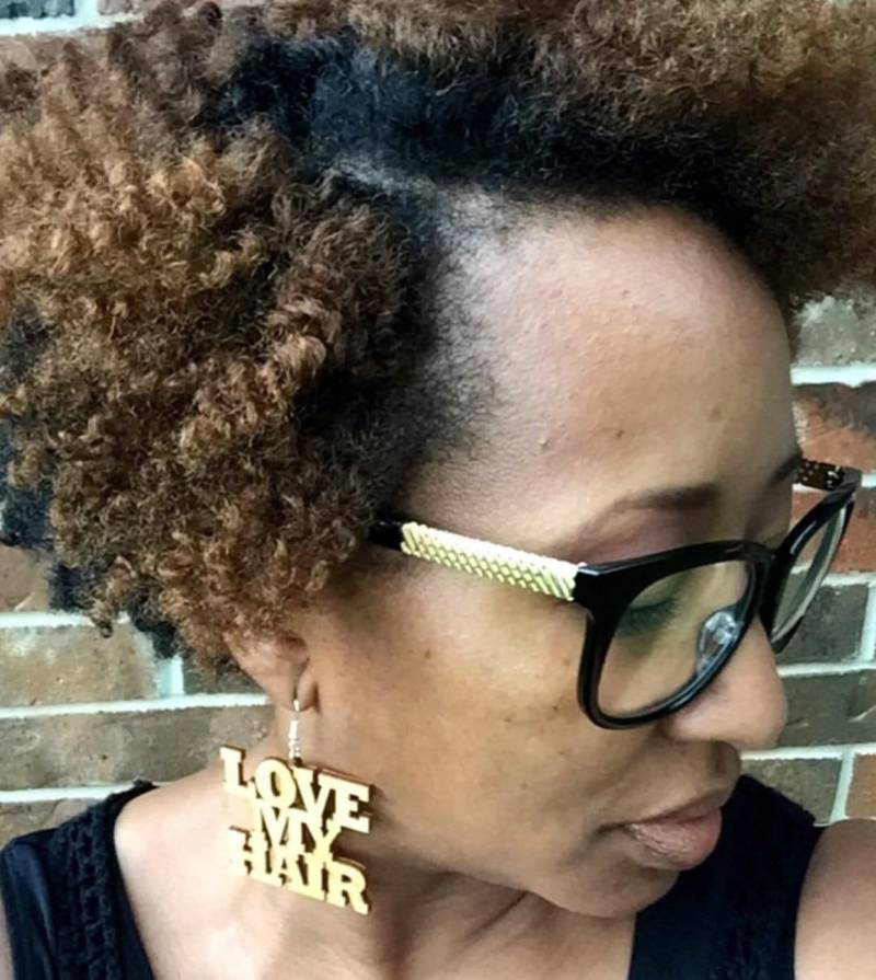 Love My Hair Natürliche Haar-Ohrringe Benutzerdefinierte | Ohrringe Aus Holz Leichte Schwarze Königin Schwarze Colleges Und Universitäten Love My Hair Natürliche Haar-Ohrringe Benutzerdefinierte | Ohrringe Aus Holz Leichte Schwarze Königin Schwarze Colleges Und Universitäten von TheBossyEducator