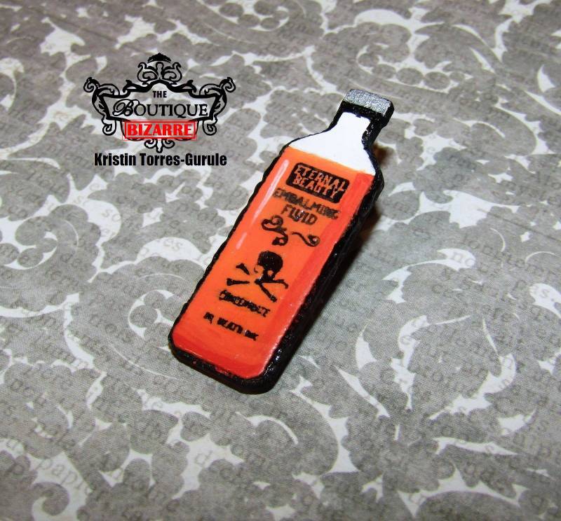 Handbemalte Einbalsamierung Flüssigkeit Handgemachte Anstecknadel Faux Emaille Pin Funeral Dirigent Einbalsamierer Leichenbestatter Zubehör Pflege von TheBoutiqueBizarre