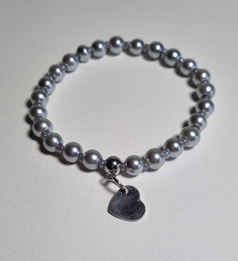 Silber Perlenperle Und Hellsilber Saatperle Stretch Armband Mit Versilbertem Herz Charm von TheBraceletHut1