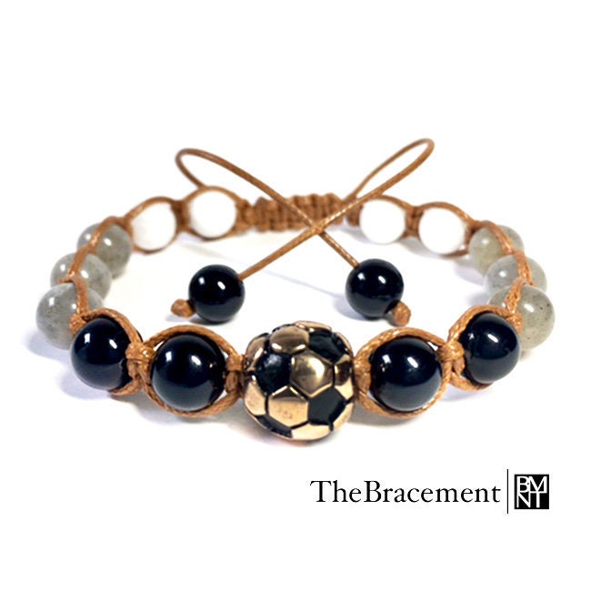 Handgefertigtes Fußball-Makramee-Verstellbares Perlenarmband - 8 Mm Runder Labradorit, Onyx, Weiße Jade Edelstahl 304 Gold-Ton Fußball-Charme Handgefertigtes Fußball-Makramee-Verstellbares Perlenarmband - 8 Mm Runder Labradorit, Onyx, Weiße Jade Edelstahl 304 Gold-Ton Fußball-Charme von TheBracement