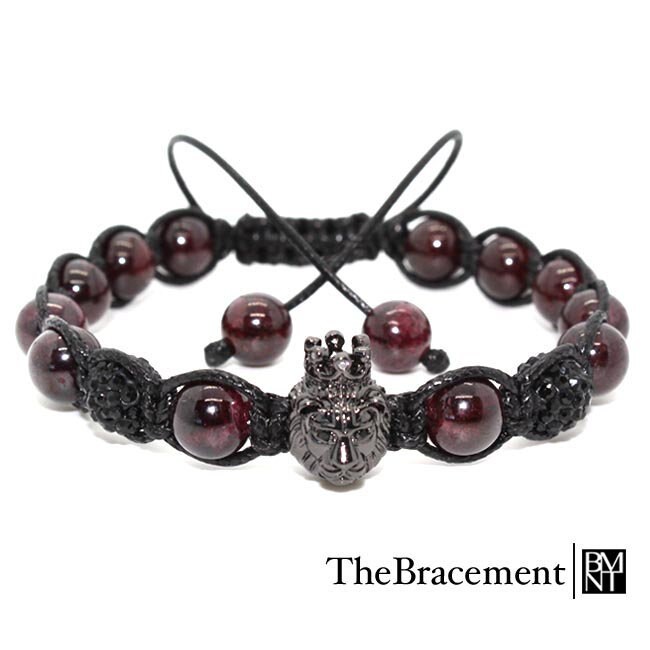 Handgemachtes Gekröntes Löwen Makramee Perlen Armband - 8 Mm Roter Granat Edelsteine Schwarze Polymer Clay Strass Lion Micro Pave Cz Perle von TheBracement