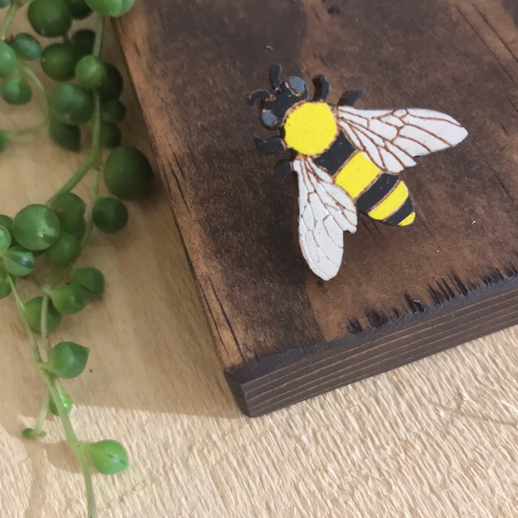 Honigbiene Biene Zurückgefordert Holz Anstecknadel/Lasercut Von Hand Bemalt Die Tapfere Wimp Honigbiene Biene Zurückgefordert Holz Anstecknadel/Lasercut Von Hand Bemalt Die Tapfere Wimp von TheBraveWimp