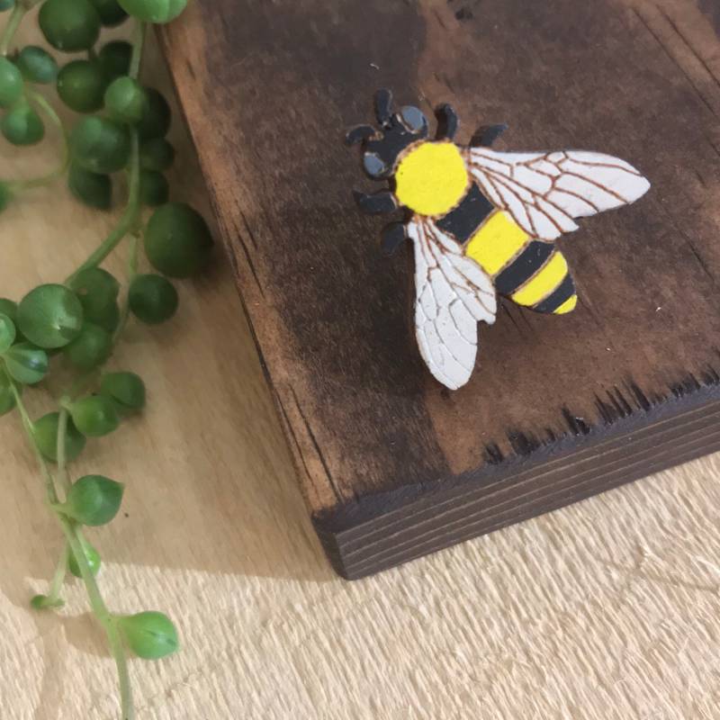 Honigbiene Biene Zurückgefordert Holz Anstecknadel/Lasercut Von Hand Bemalt Die Tapfere Wimp Honigbiene Biene Zurückgefordert Holz Anstecknadel/Lasercut Von Hand Bemalt Die Tapfere Wimp von TheBraveWimp