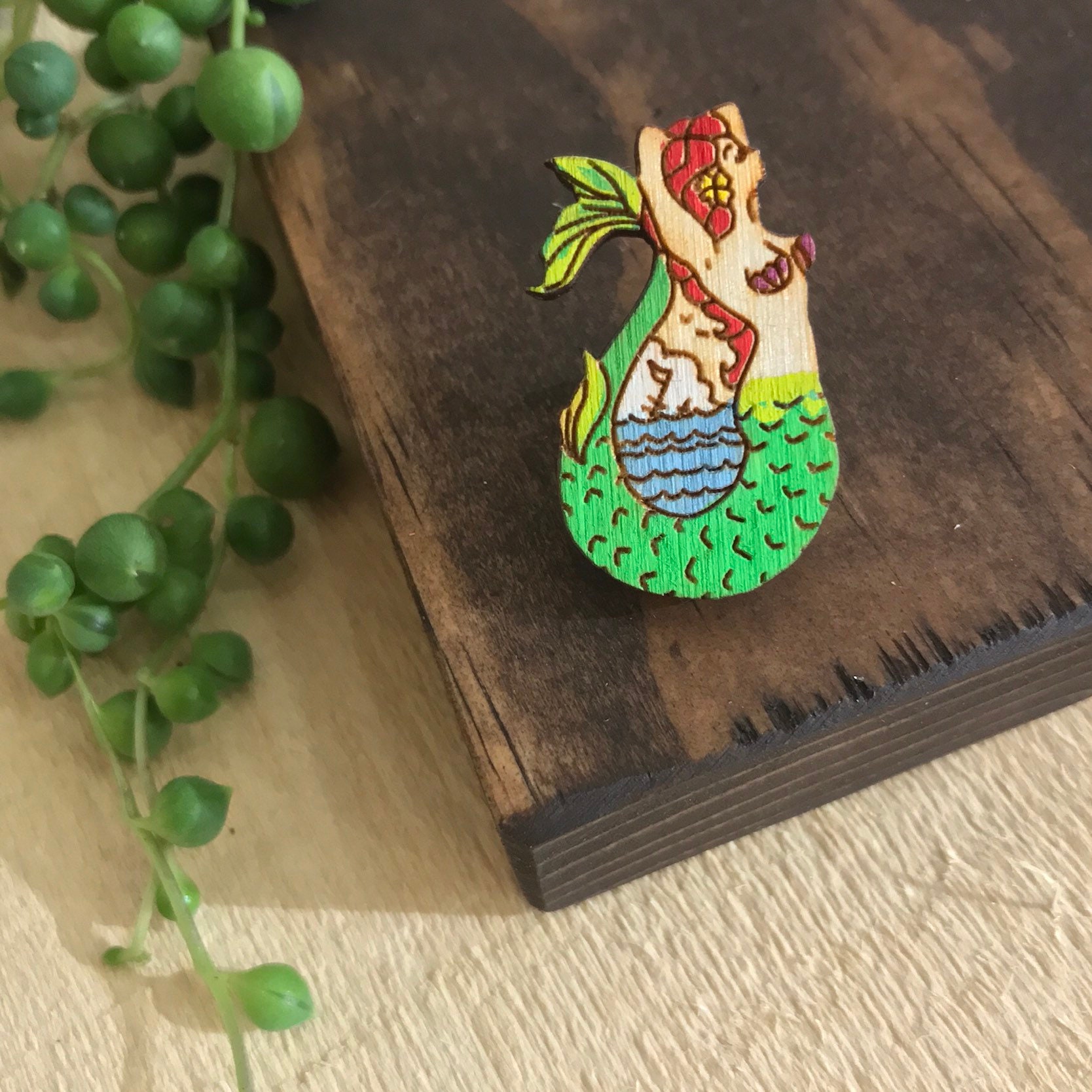 Kleine Meerjungfrau Anstecknadel/Ariel Reclaimed Wood Handbemalt The Brave Wimp Kleine Meerjungfrau Anstecknadel/Ariel Reclaimed Wood Handbemalt The Brave Wimp von TheBraveWimp