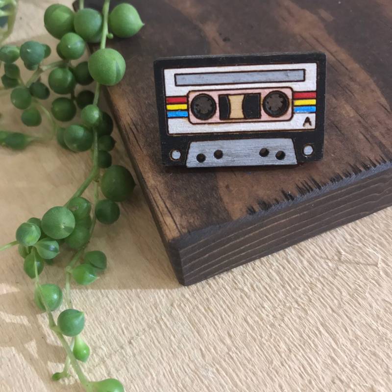 Retro Kassette Tape Anstecknadel/Altholz Blau Rosa Schwarz Die Tapfere Wimp Retro Kassette Tape Anstecknadel/Altholz Blau Rosa Schwarz Die Tapfere Wimp von TheBraveWimp