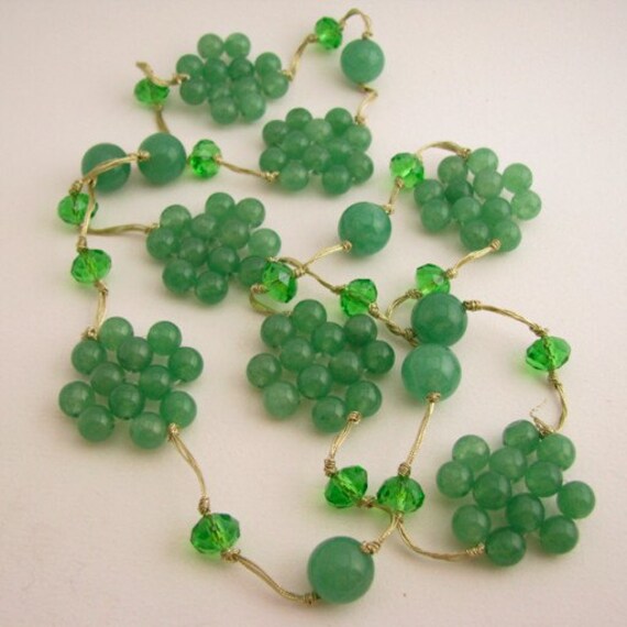 Handgefertigte Faux Jade Edelstein Blumen Halskette - Langer Anhänger Mit Goldleinen & Grünen Kristallperlen Handgefertigte Faux Jade Edelstein Blumen Halskette - Langer Anhänger Mit Goldleinen & Grünen Kristallperlen von TheBreadSpread