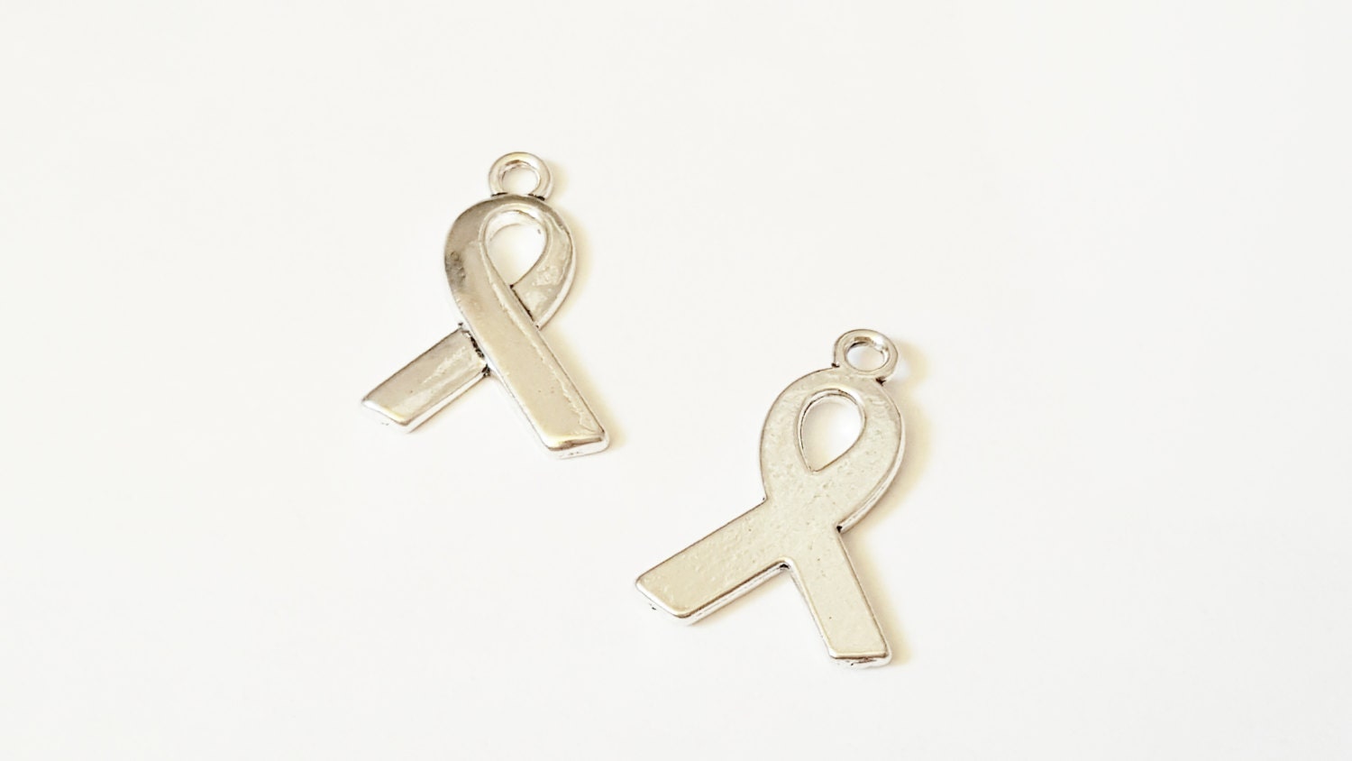 Bewusstseinsband Brustkrebs - Listing Is For One Charm von TheBrightPenny