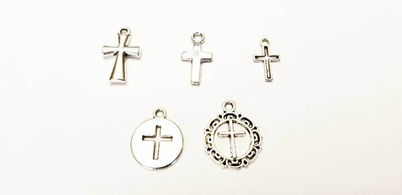 Filigranes Kreuz Glaube Kruzifix Rund Christliches Symbol Christlicher Schmuck - Listing Is For One Charm von TheBrightPenny