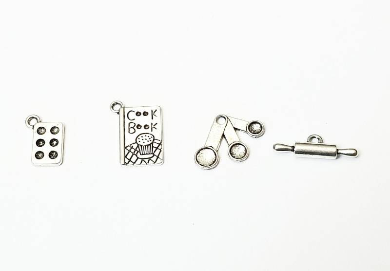 Kochbuch Rezepte Bäcker Koch Muffin Pan Messlöffel Gebäck Kuchen Kekse Charms - Listing Is For One Charm von TheBrightPenny