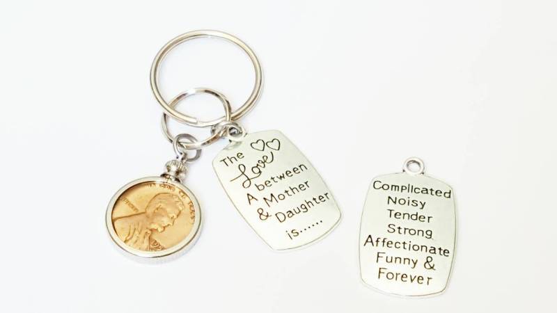 Muttertagsgeschenk Mutter Tochter Penny Keychain Geburtstag Geburt Jahr Münze Lünette Charme Jahrestag Wiedervereinigung 30.40.50 von TheBrightPenny