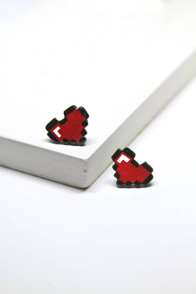Pixel Herz Ohrringe | Nerd Ohrstecker, Rote Und Schwarze Pixelige Herzen, Perfektes Geschenk Für Gamerinnen von TheBrooklynVibe