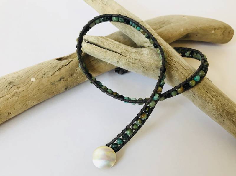 Doppel Leder Wickelarmband Moosachat Mit Antik Perlmutt-Taste Doppel Leder Wickelarmband Moosachat Mit Antik Perlmutt-Taste von TheBuffaloNickel