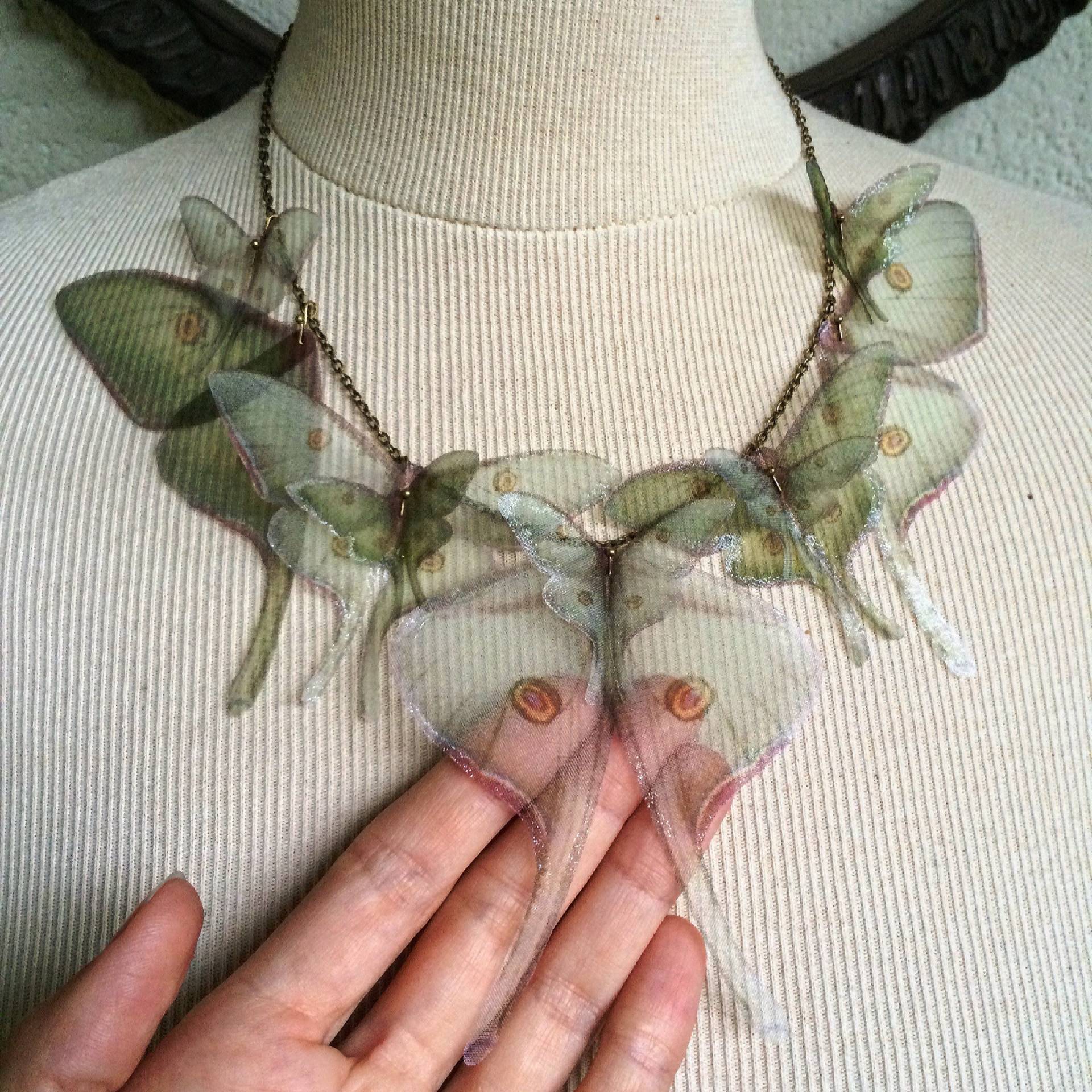 Luna Motte Halskette, Flügel Schmetterling Salbei Grün Seidenorganza, Actias Seidenschmetterling, Statement Halskette Luna Motte Halskette, Flügel Schmetterling Salbei Grün Seidenorganza, Actias Seidenschmetterling, Statement Halskette von TheButterfliesShop