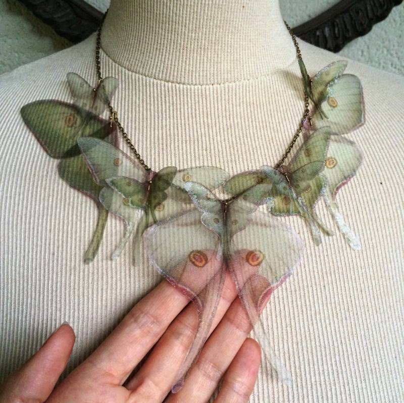 Luna Motte Halskette, Flügel Schmetterling Salbei Grün Seidenorganza, Actias Seidenschmetterling, Statement Halskette von TheButterfliesShop