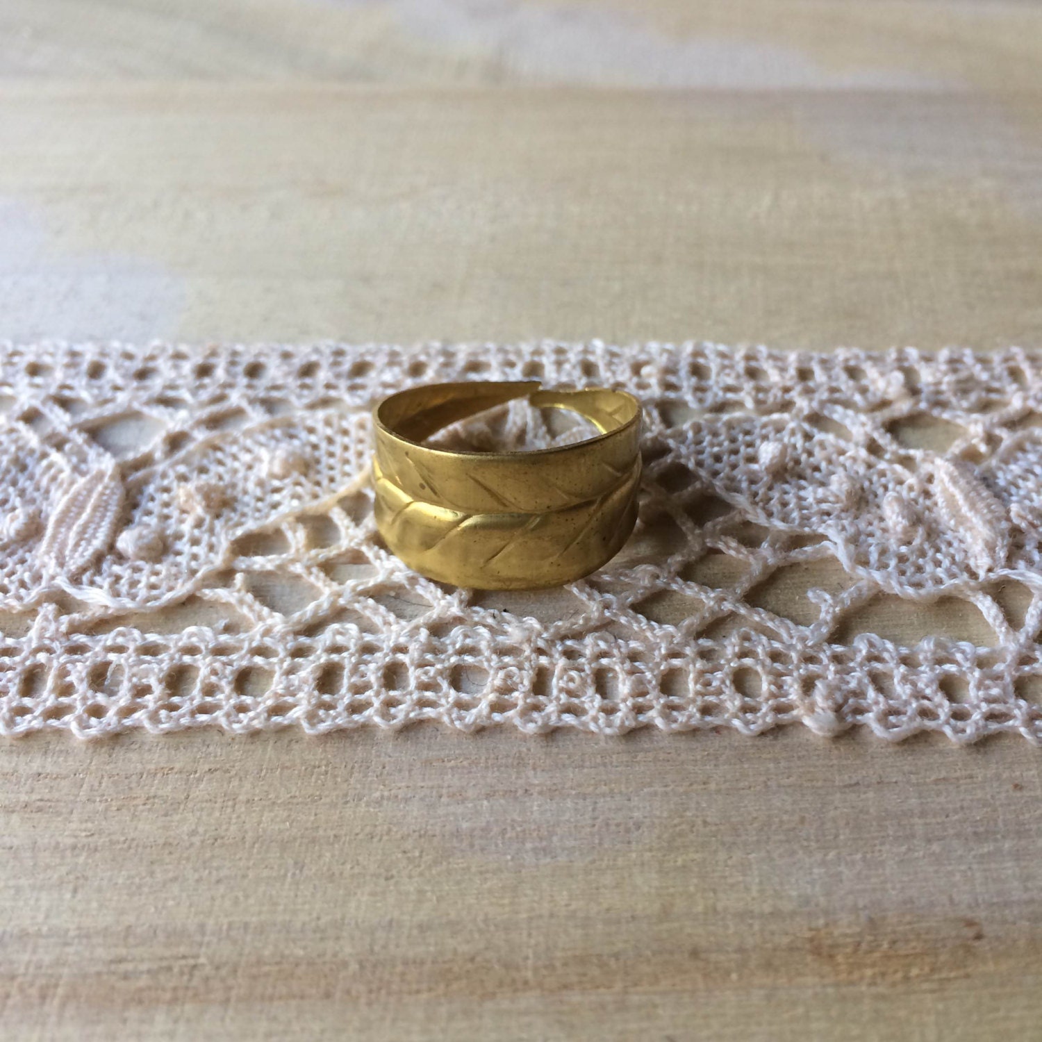 Messingblatt-Ring Verstellbarer Naturschmuck Messingblatt-Ring Verstellbarer Naturschmuck von TheButterfliesShop