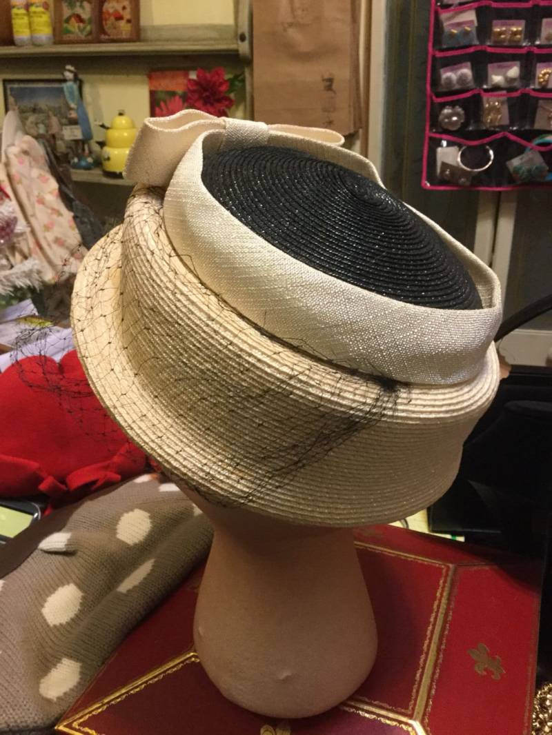 Creme Und Dunkelblauer Strohhut von TheCabbageRoseMD