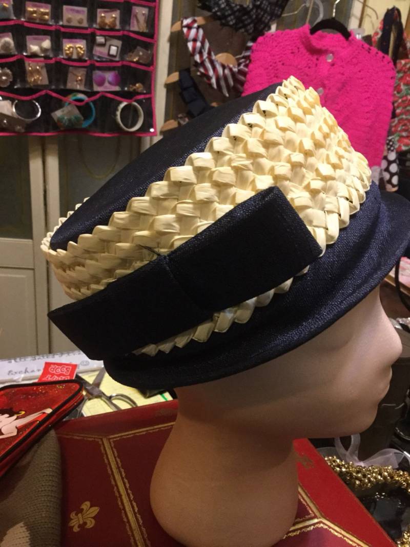 Dunkelblauer Satin Und Strohhut von TheCabbageRoseMD