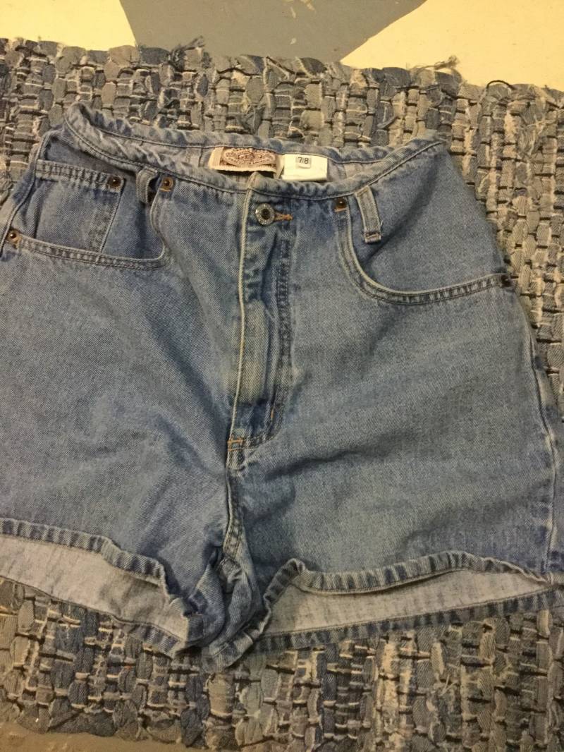 Gras Raggs Shorts von TheCabbageRoseMD