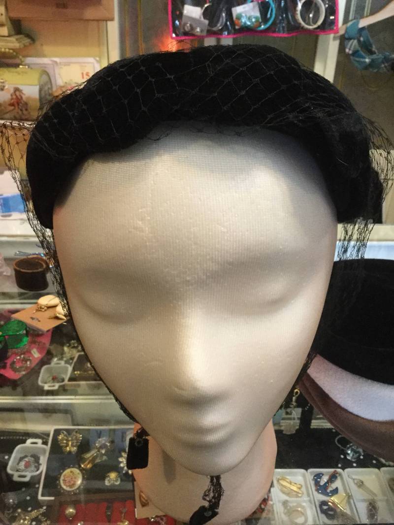 Schwarzer Samt-Hut von TheCabbageRoseMD