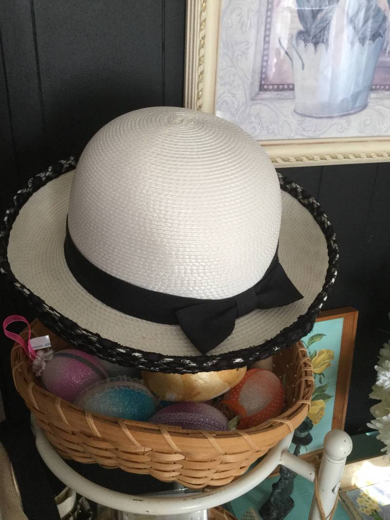 Weißer Strohhut Mit Schwarzer Spitze von TheCabbageRoseMD