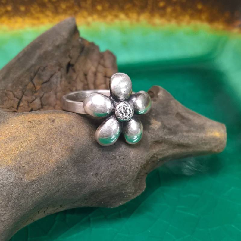 Handgefertigter Sterling Silber Daisy Ring Blumiger Statement Schmuck Handgefertigter Sterling Silber Daisy Ring Blumiger Statement Schmuck von TheCaptiveHeart