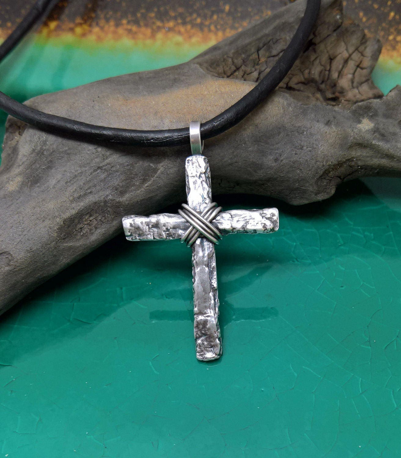 Herren Kreuz - Handgefertigte Sterling Silber Rustikale Baumrinde Design Mit Lederband Herren Kreuz - Handgefertigte Sterling Silber Rustikale Baumrinde Design Mit Lederband von TheCaptiveHeart