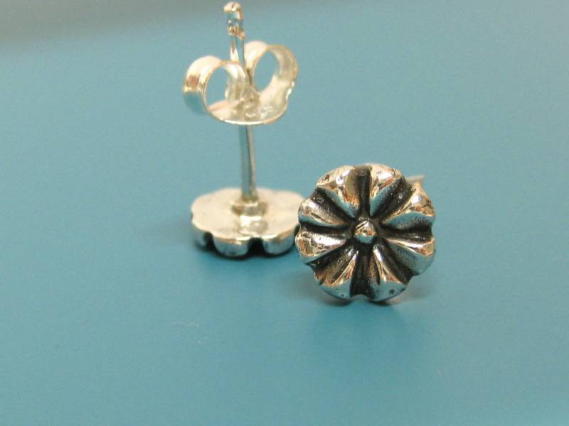 Kleine Sterling Silber Daisy Ohrringe Handgemachte Blumen-Beiträge Kleine Sterling Silber Daisy Ohrringe Handgemachte Blumen-Beiträge von TheCaptiveHeart