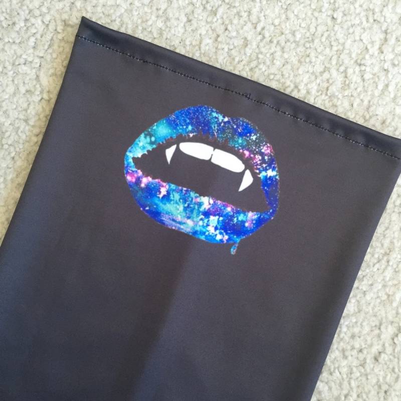 Galaxy Vampir Lippen Hals Ärmel Galaxy Vampir Lippen Hals Ärmel von TheCarolineDesign