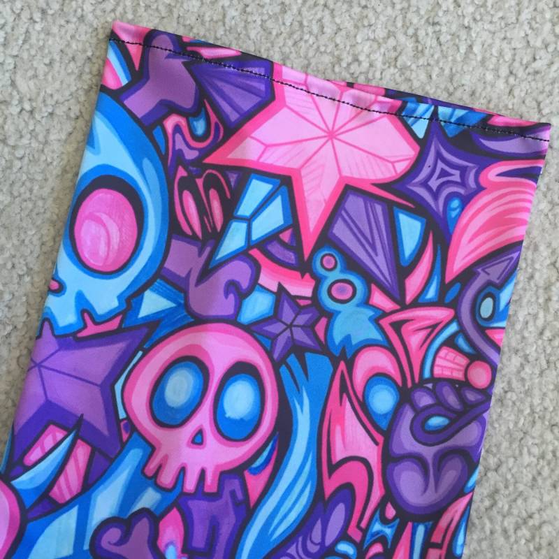 Pink & Purple Skulls Graffiti Hals Ärmel Pink & Purple Skulls Graffiti Hals Ärmel von TheCarolineDesign