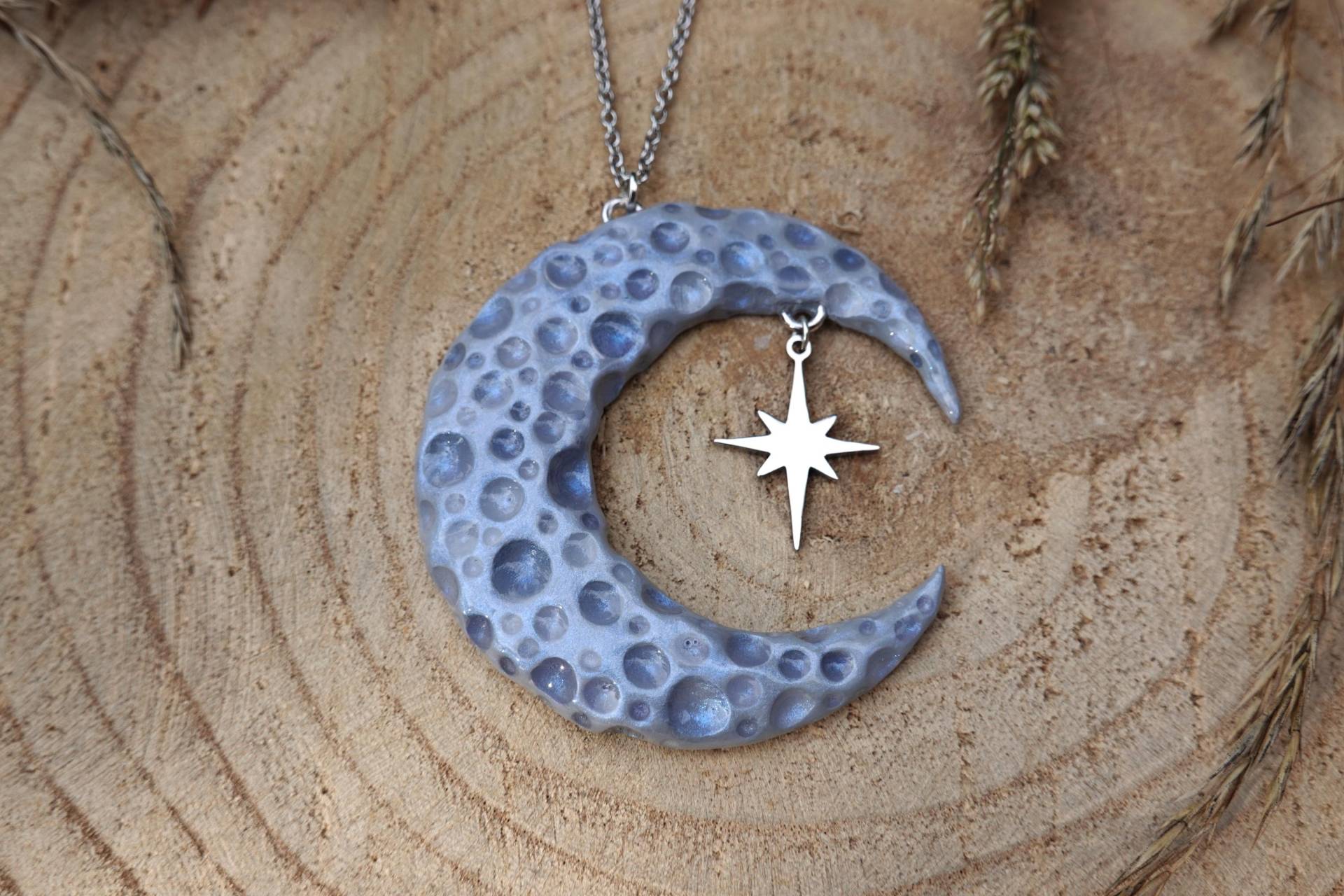 Mond & Stern Halskette - Irisierend Grau Blau Mondsichel Anhänger Geschenk Für Sie, Fairycore Gothic Schmuck, Handgemacht Einzelstück von TheCelestialArt
