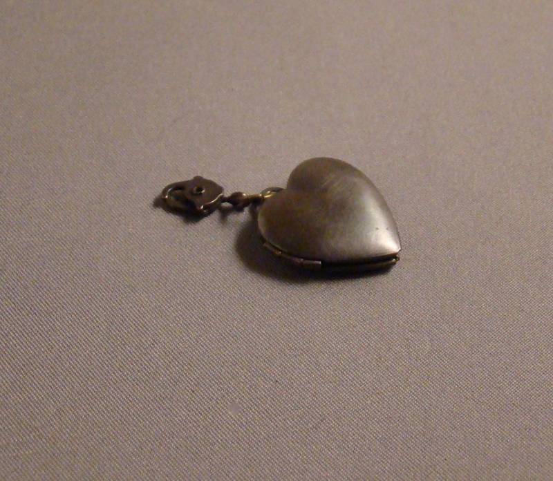 Herzförmiges Medett - Bronzefarbener Herzanhänger Mit Sprungring Und Eisverschluss Herzförmiges Medett - Bronzefarbener Herzanhänger Mit Sprungring Und Eisverschluss von TheCeremonialHome