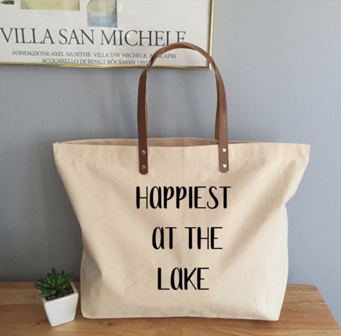 Glücklichste Am See Große Canvas Tragetasche Mit Ledergriffen, Lake House Weekender Tote Bag Glücklichste Am See Große Canvas Tragetasche Mit Ledergriffen, Lake House Weekender Tote Bag von TheChampagneSocial