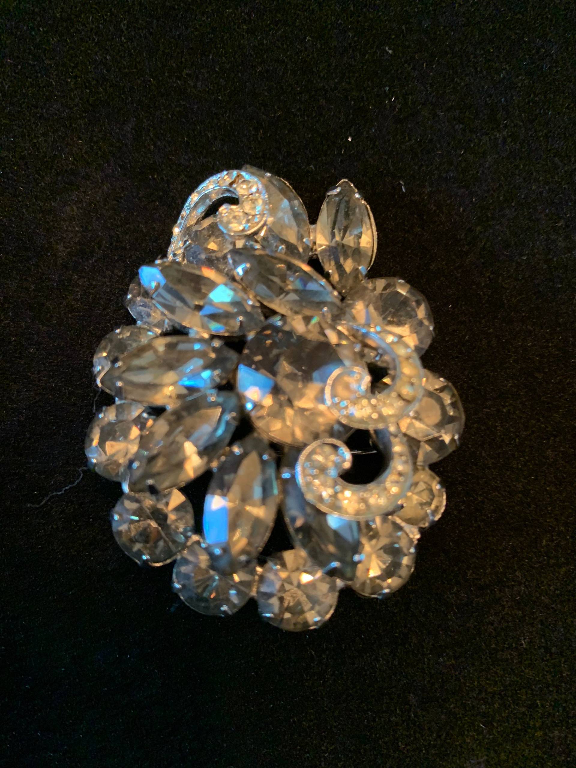 Signierte Weiss Mid Century Rauch Brosche Signierte Weiss Mid Century Rauch Brosche von TheChinaDolleGoods