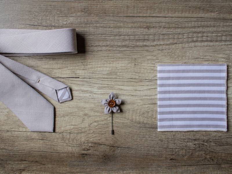 Cremefarbene Krawatte, Neutrale Kaum Beige Krawatten, Handgemachte Gestreiftes Stofftaschenquadrat, Anstecknadel von TheCiaoBelloTies