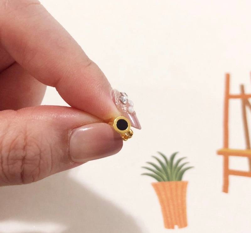 14K Gold Schwarzer Punkt Ohrring Tragus Knorpel Piercing von TheClaireStory