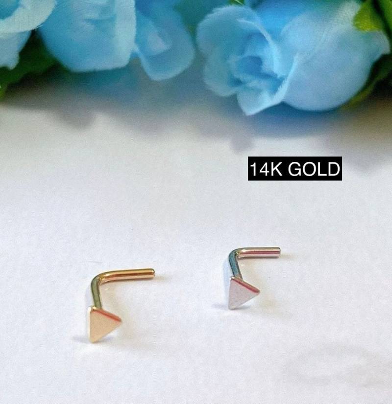 14K Gold Winziger Dreieck Nasenstecker Minimalist Piercing Gn1 von TheClaireStory