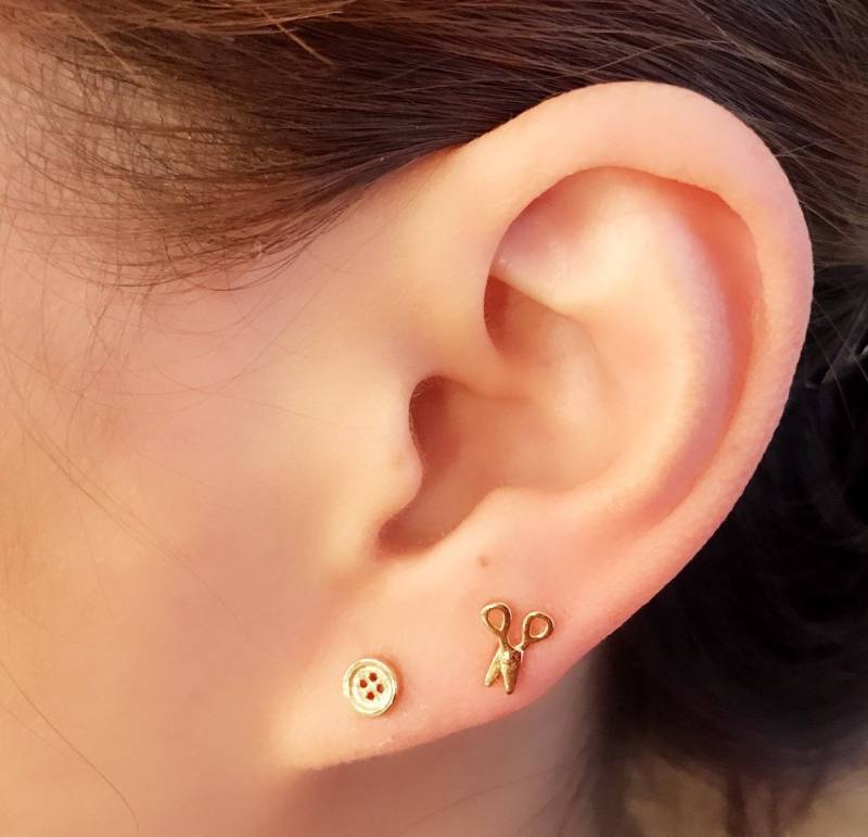 Kleine 925Er Silber Ohrstecker Scheren Und Knöpfe von TheClaireStory