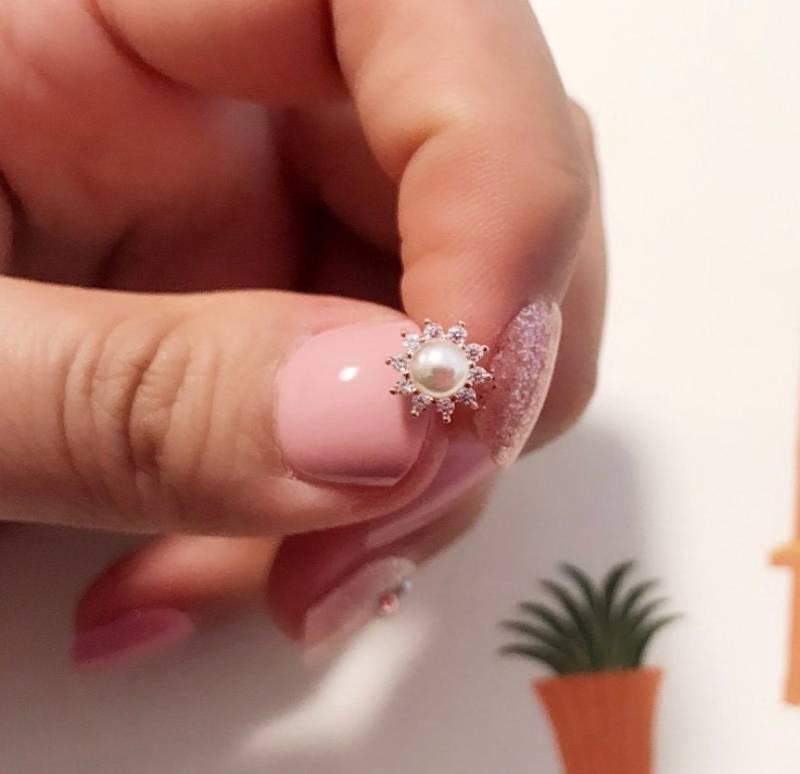 Perle Blume 14K Rosegold Pin Ohrstecker Tragus Helix Conch Piercing von TheClaireStory