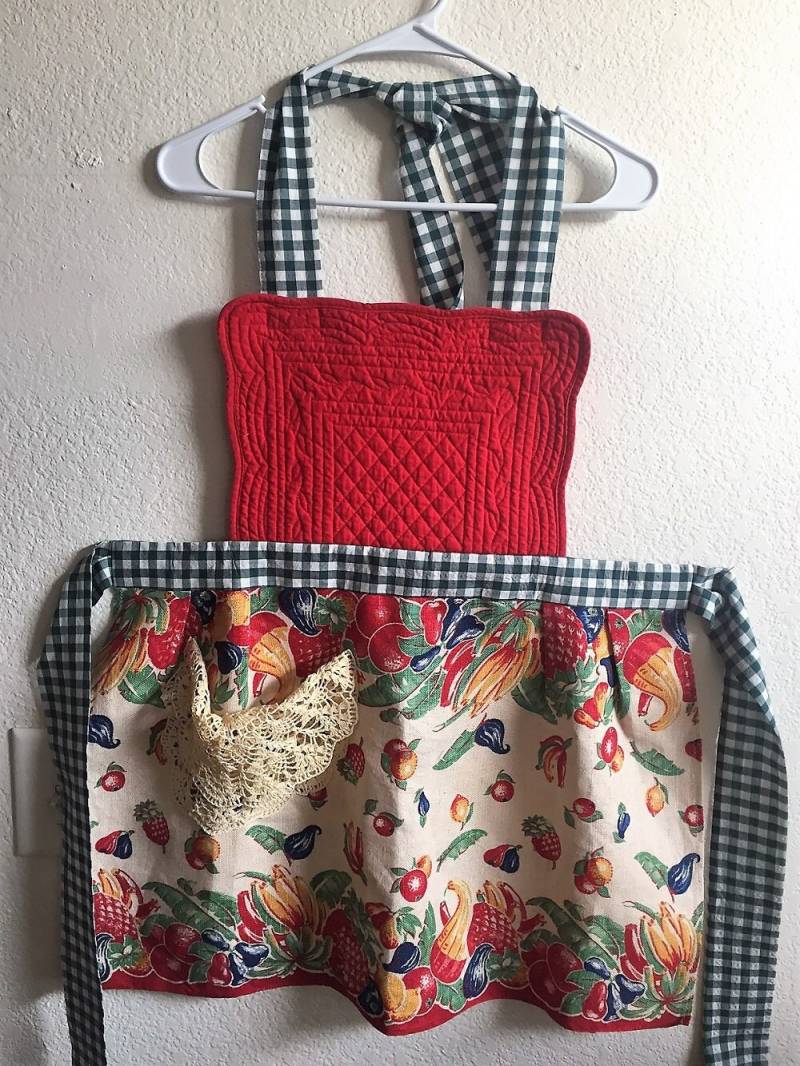 Retro-Schürze - Kitschigen Schürze Bunte Bib Upcycled Bettwäsche, Frauen Geschenke Retro-Schürze - Kitschigen Schürze Bunte Bib Upcycled Bettwäsche, Frauen Geschenke von TheClappingOak