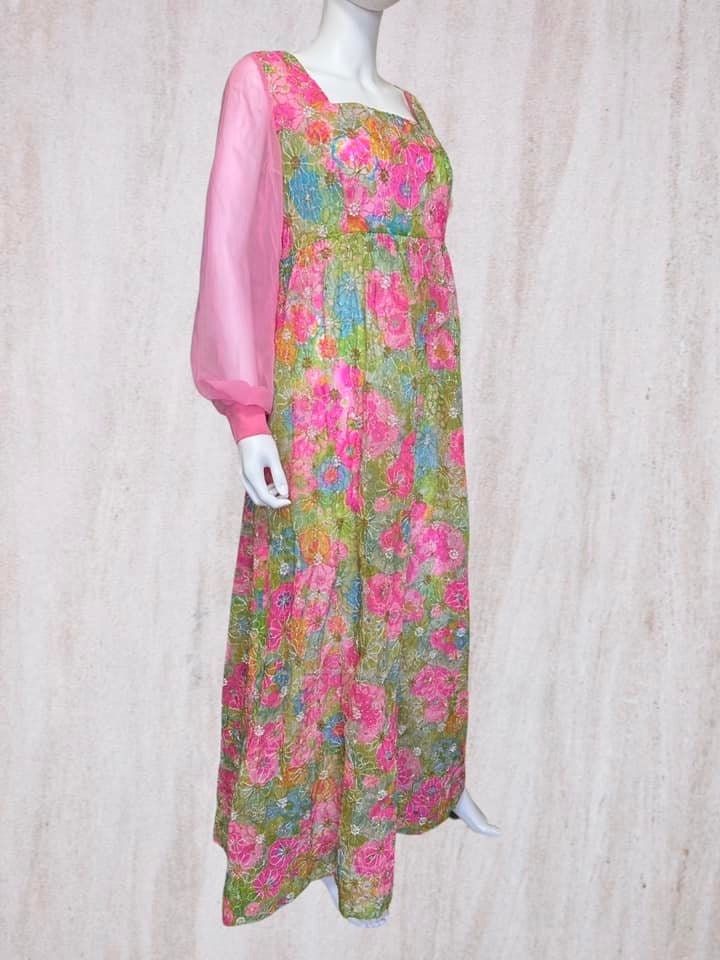 1960S Floral Besticktes Maxikleid Regenbogen-Lurex-Kleid Mit Transparenten Ärmeln 1960S Floral Besticktes Maxikleid Regenbogen-Lurex-Kleid Mit Transparenten Ärmeln von TheClassicKitten