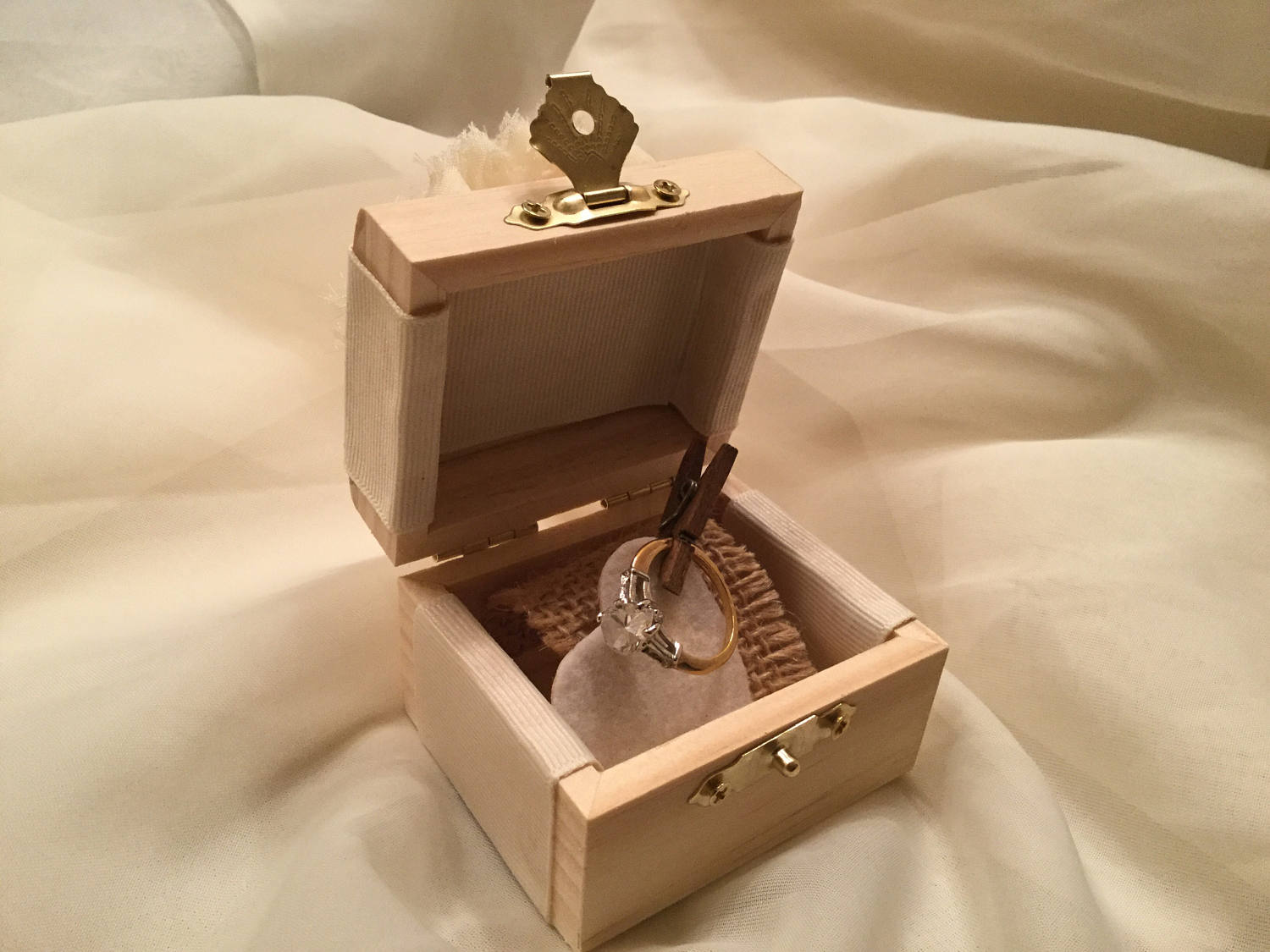 Weiße Blume Ring Box, Blumen Holz Box, Kiefern Ankündigung Perlen Blumengirl Geschenkbox, Garten Hochzeit Box von TheClassyClothesPin