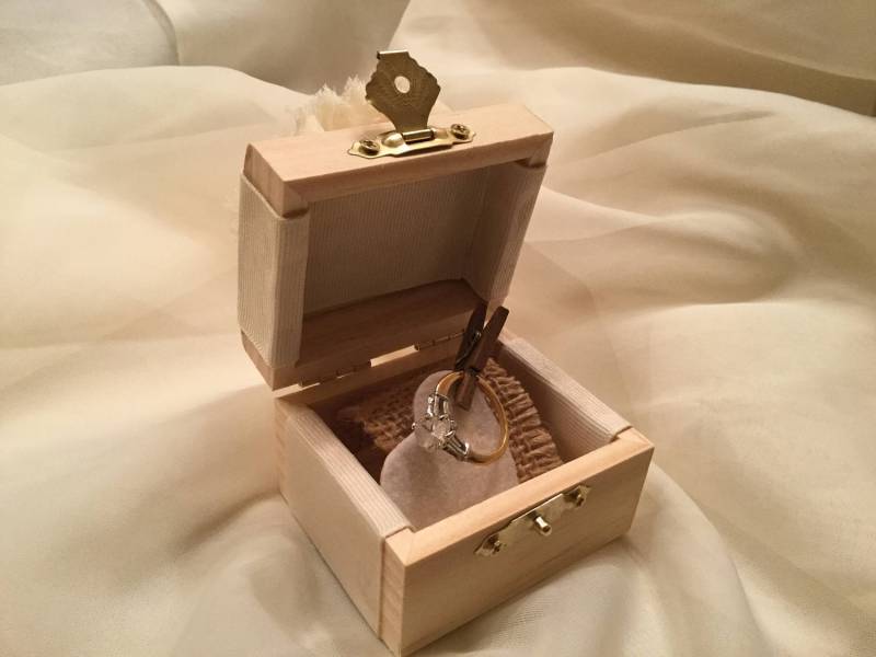 Weiße Blume Ring Box, Blumen Holz Box, Kiefern Ankündigung Perlen Blumengirl Geschenkbox, Garten Hochzeit Box von TheClassyClothesPin