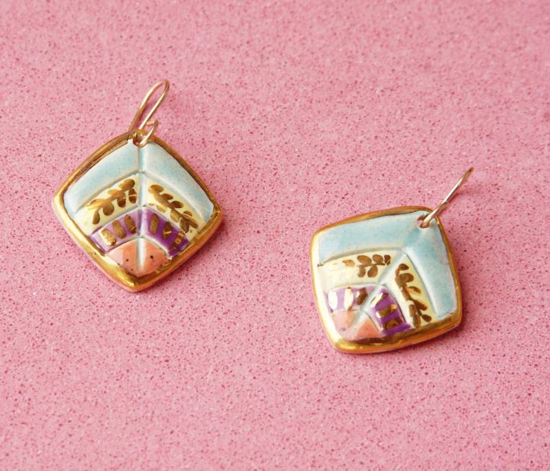 Bunte Sommerohrringe Keramikohrringe Statement Ohrringe Fette Goldohrringe Multicolor Handgemachte Ohrhänger Boho Porzellan von TheClayMothShop