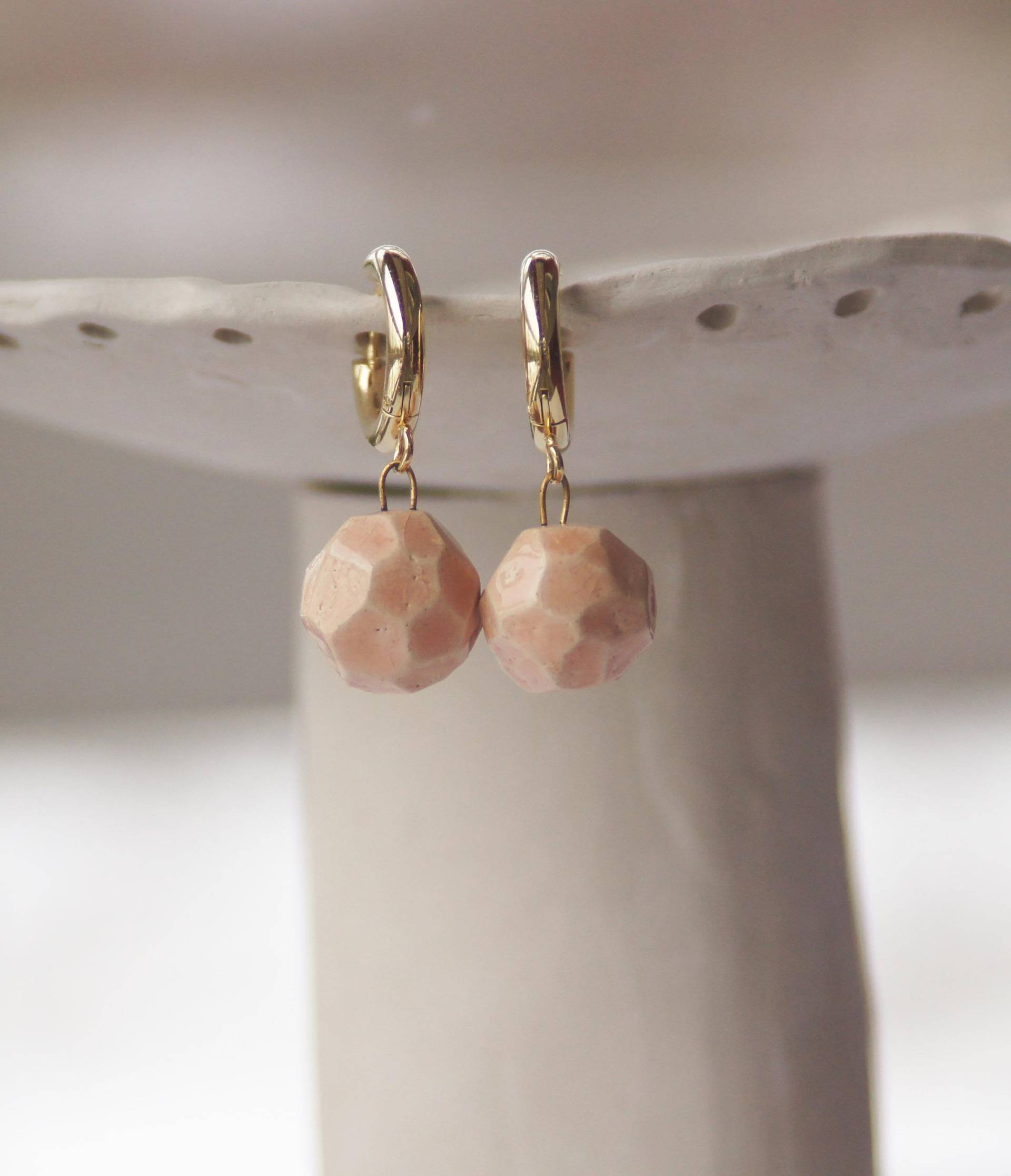 Huggie Hoop Porzellan Hoop Ohrringe Vergoldet Unikat Schmuck Geschenk Für Sie von TheClayMothShop