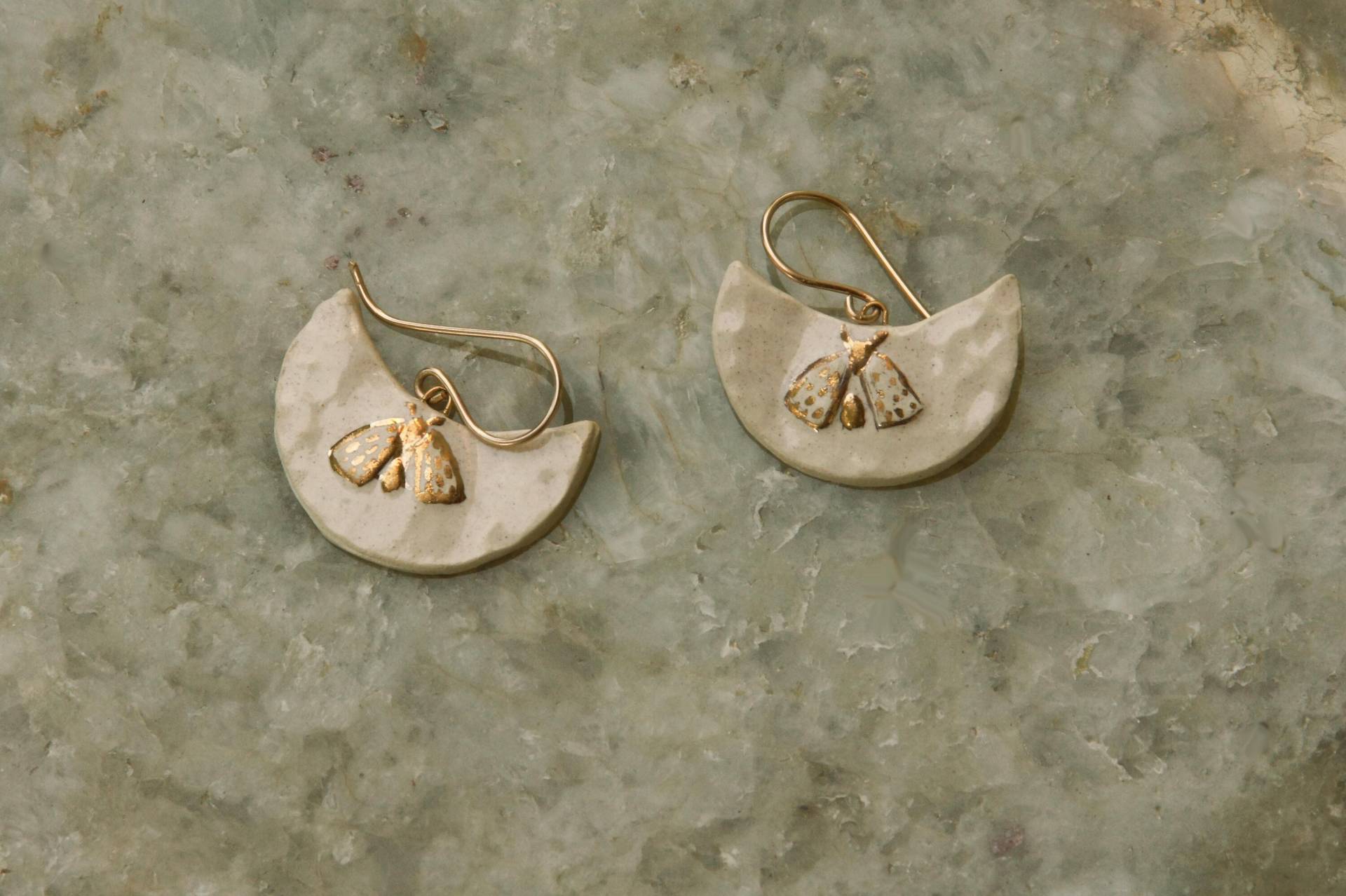 Mond Motten Ohrringe Keramikohrringe, Porzellan Lüster Gold, Lange Ohrringe, Ohrhänger Mit Kiemen Halbmond Ohrringe von TheClayMothShop