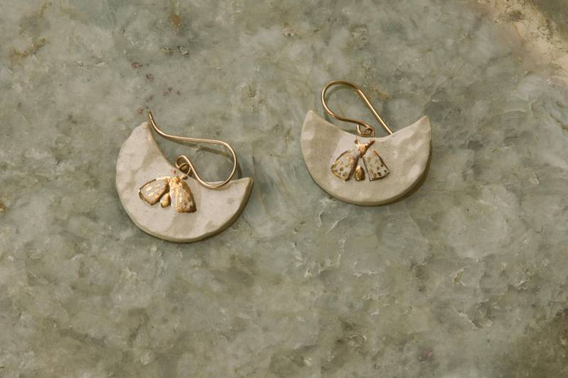 Mond Motten Ohrringe Keramikohrringe, Porzellan Lüster Gold, Lange Ohrringe, Ohrhänger Mit Kiemen Halbmond Ohrringe von TheClayMothShop