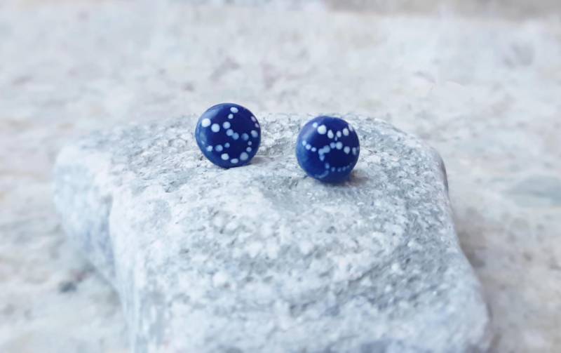 Winzige Ohrstecker Keramikstecker Und Vergoldeter Stecker, Blau Weiß. Geschenk Zum Geburtstag Für Sie von TheClayMothShop